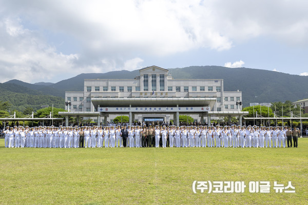 제67기 해군•해병대 준사관후보생 수료 및 임관식을 마치고 기념사진 촬영을 하고 있다.    (사진=중사 홍성민)