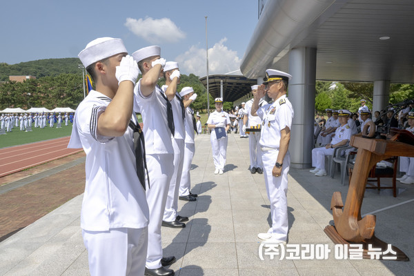 강정호(중장) 교육사령관이 우수상을 수상한 병사들에게 상장을 수여하고 있다.   (사진=하사 윤해영)