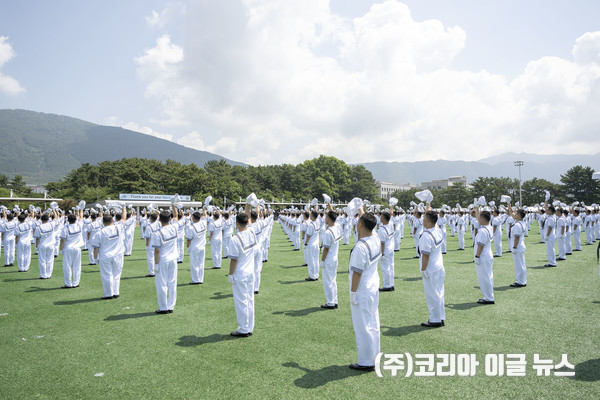 해군병 725기들이 정모를 흔들며 수료를 자축하고 있다.  (사진=하사 윤해영)