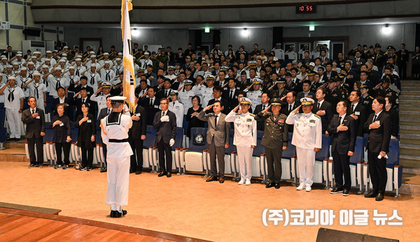 6월 29일 오전, 평택 해군제2함대사령부 충무관에서 열린 '제2연평해전 승전 24주년 기념행사' 참석자들이 국기에 대한 경례를 하고 있다.  (사진=해군)