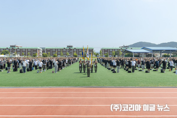 해군병 726기 입영장정들이 임석상관에 대한 경례를 하고 있다. (사진=해군)