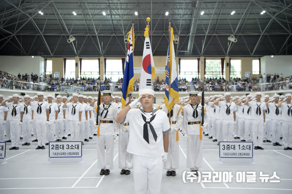 "대한민국 바다를 지킨다"…해군병 726기 777명 수료, 정예 해군 첫걸음