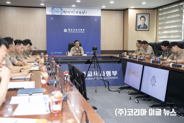 해군교육사령부 해군모병센터는 8월 13일, 사령부 중회의실에서 서울, 경기, 부산, 광주, 대구, 제주 등 전국 10개 지역 모병홍보담당관 20여 명을 대상으로 '2026년 전반기 모병관 세미나'를 개최했다.강정호(중장) 해군교육사령관이 회의에 앞서 인사말을 하고 있다.  (사진=중사 홍성민)
