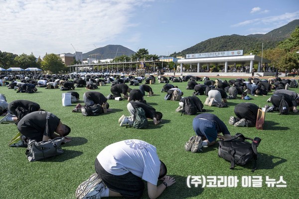 해군병 729기 입영장정들이 부모님께 큰절을 올리고 있다.    (사진=하사 최혜진)